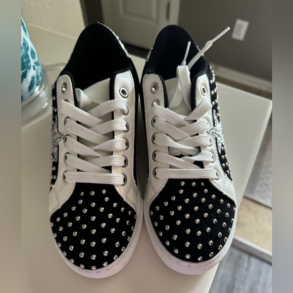 Black and white studded sneakers - Picture 5 of 5